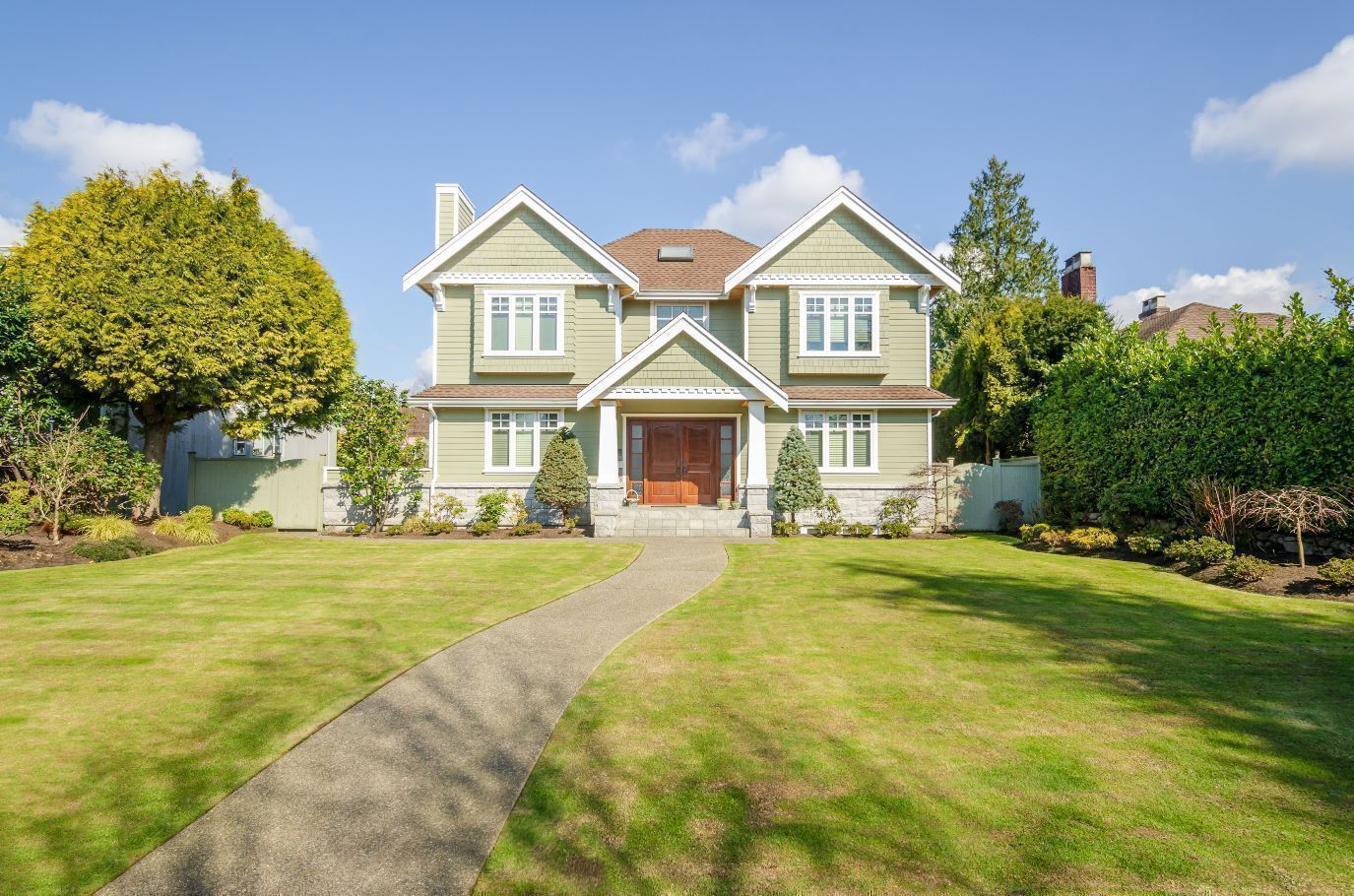 What are some common challenges in selling a house fast while relocating?