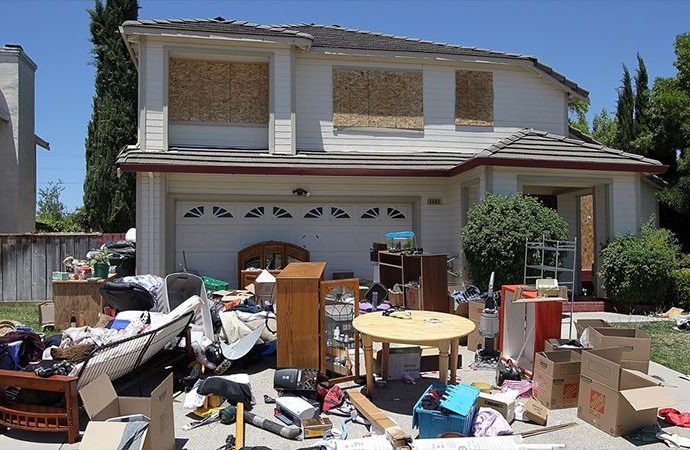 How Junk Removal Can Enhance the Appearance of Shopping Centers